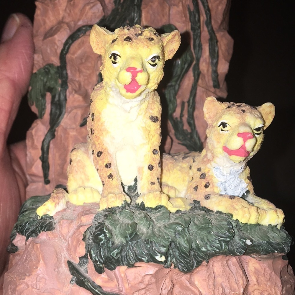 Cheetah Momma and Two Babies Book end Music Box - Picture 9 of 10